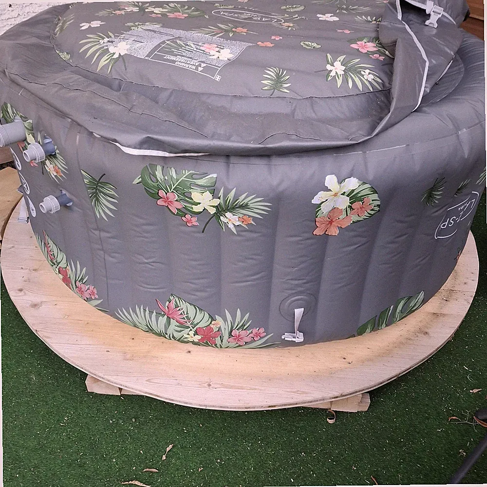 Aufblasbarer Whirlpool rund 170x66cm grau floral mit Pumpe und Holzuntetgestell